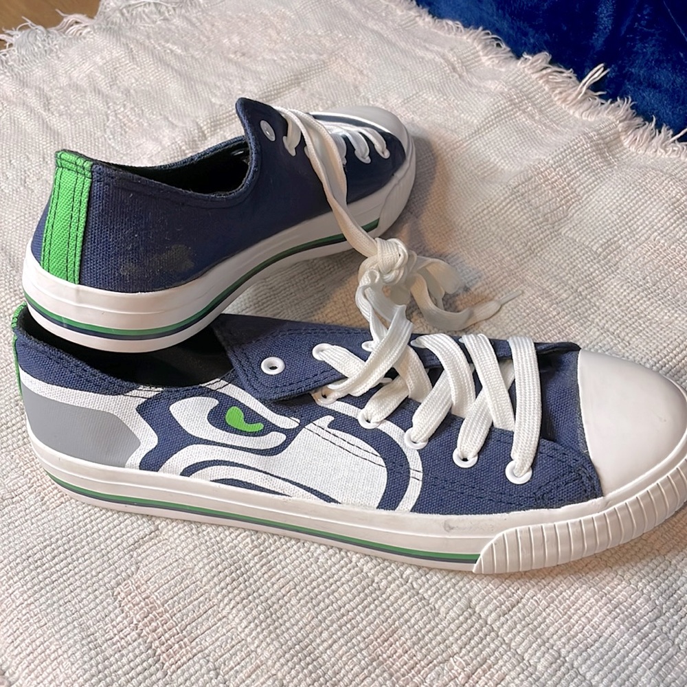 Mens Size 9 Seattle Seahawks tennis shoes. Like new condition.